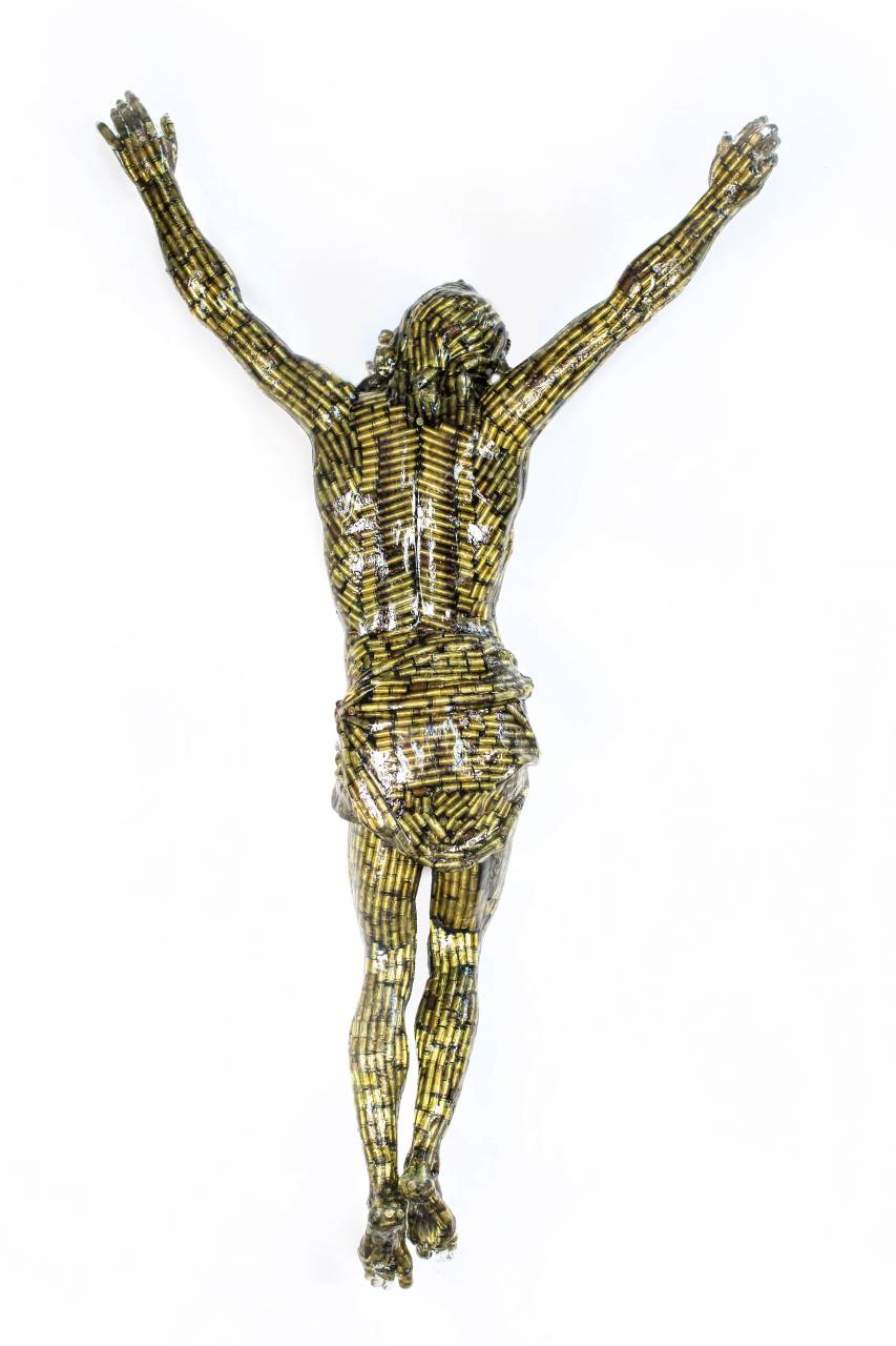 ALBEN, Christ Bullets, douilles, résine, 240 x 80 x 25 cm (dont piedestal 100 cm)