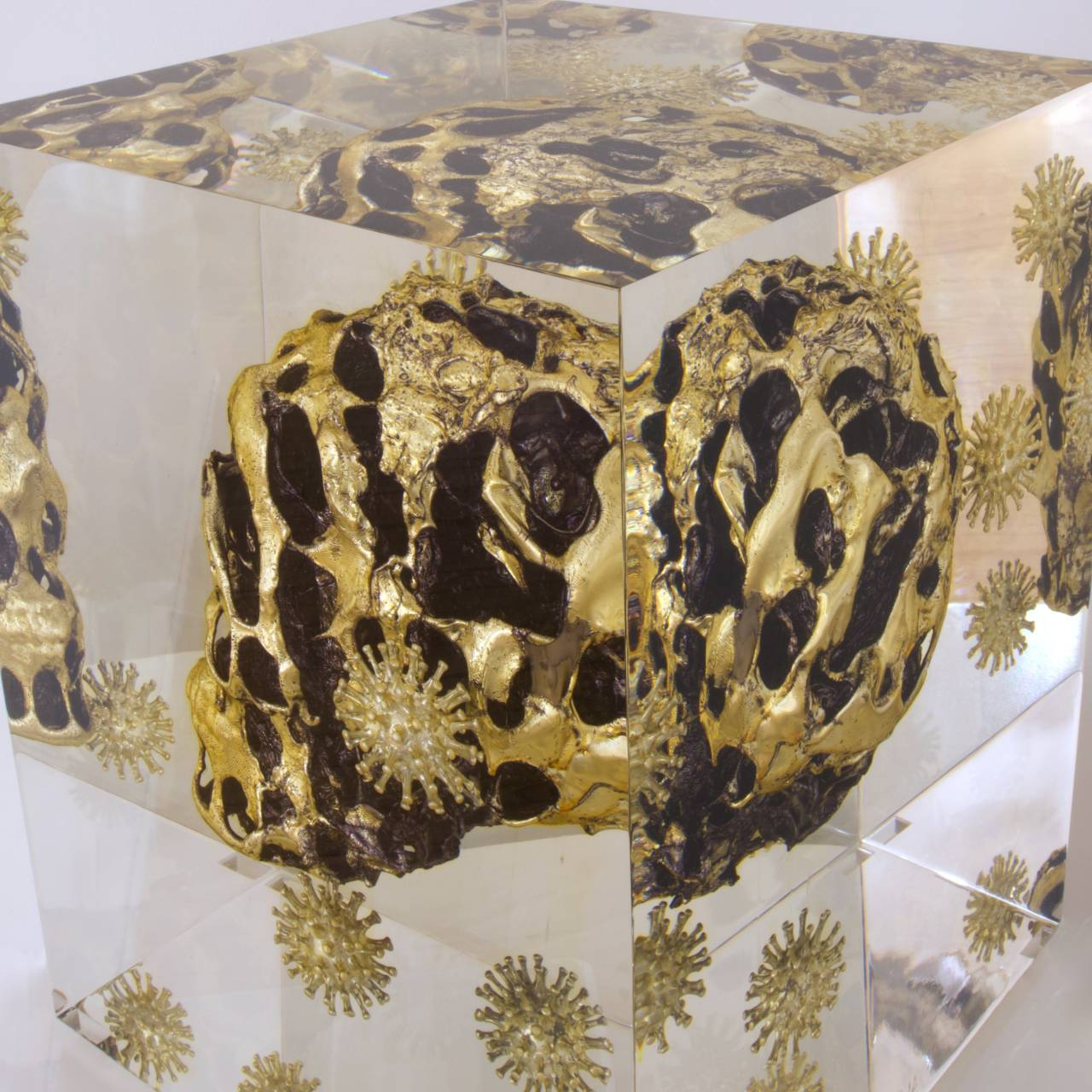 Alexandre NICOLAS, Golden virus, Inclusion cristal synthèse et résine, 33 X 26.5 X 26.5 cm