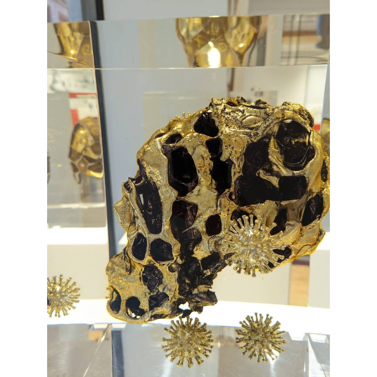 Alexandre NICOLAS, Golden virus, Inclusion cristal synthèse et résine, 33 X 26.5 X 26.5 cm