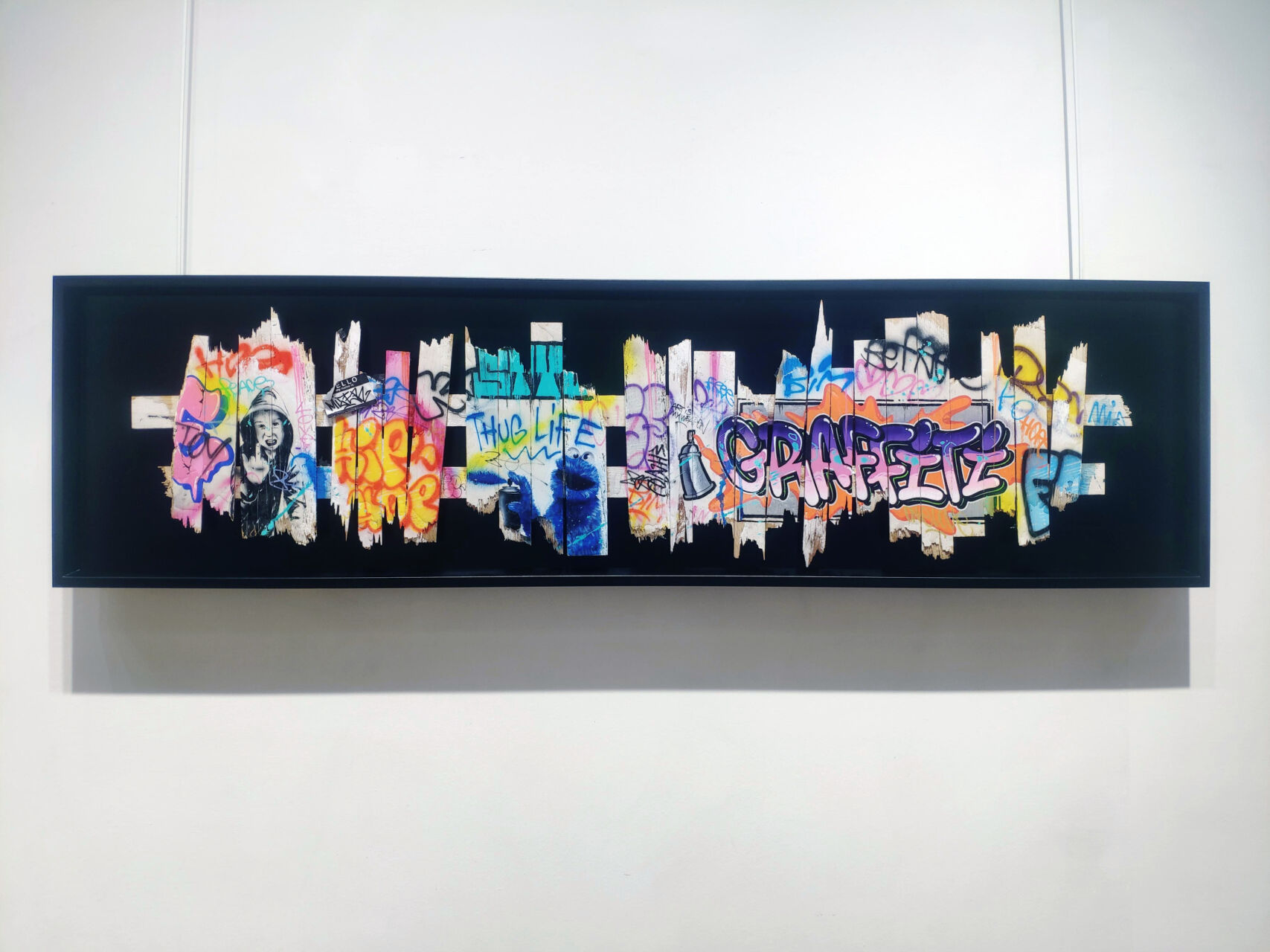 ONEMIZER, Graffiti, aérographe et marqueur sur bois, 150 x 40 cm, Encadrement caisse américaine